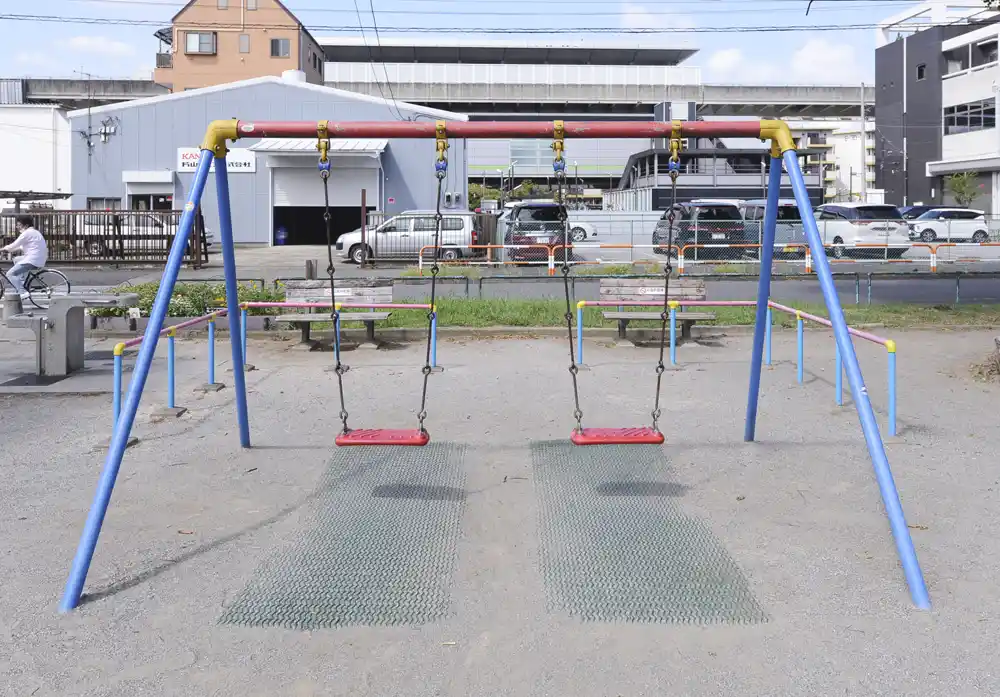 adachifujimi-playground-equipment-1 足立富士見公園のブランコ