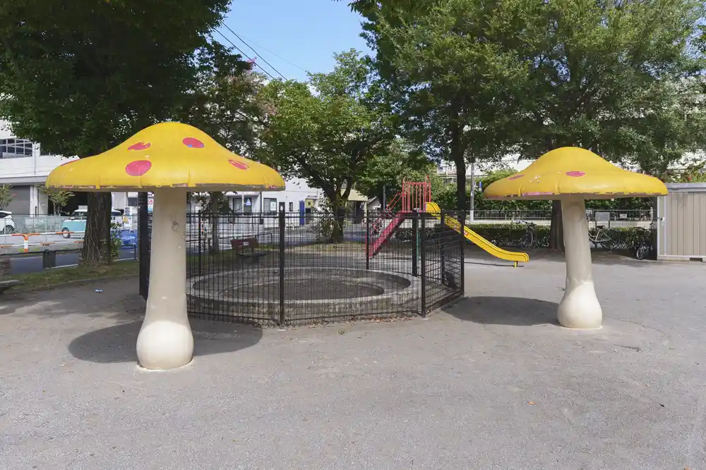 adachifujimi-playground-equipment-2 足立富士見公園の巨大キノコのオブジェ