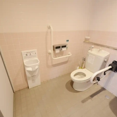 biotope-toilet-2 桑袋ビオトープ公園のトイレにあるベビーチェアー