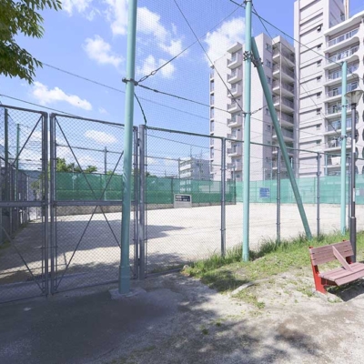 gotanno-plaza-3 フェンスで囲われたボール遊びコーナー(五反野公園)