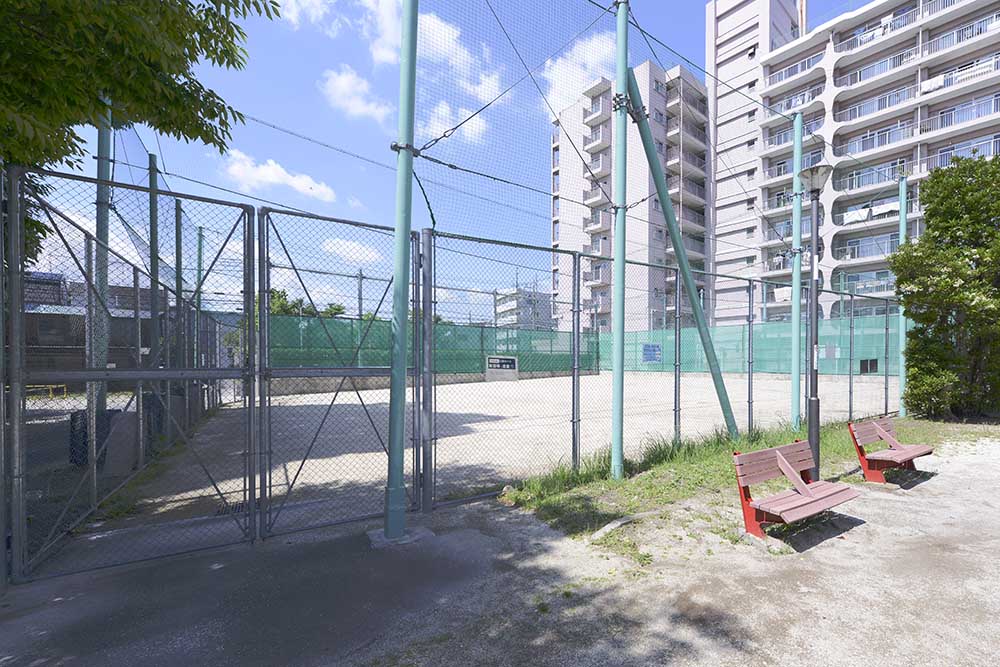 gotanno-plaza-3 フェンスで囲われたボール遊びコーナー(五反野公園)