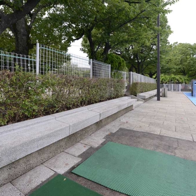 じゃぶじゃぶ池の休憩スペース兼荷物置き