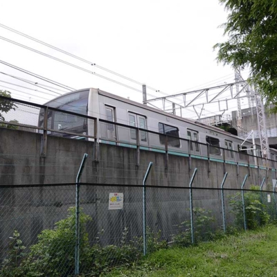 公園から見える電車（五反野コミュニティ公園）