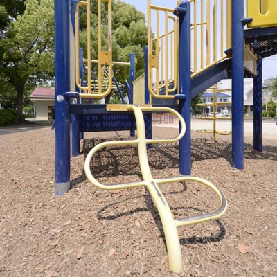 遊具周辺に敷かれたウッドチップ（花畑公園）