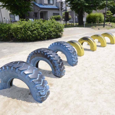 タイヤ遊具（花畑公園）
