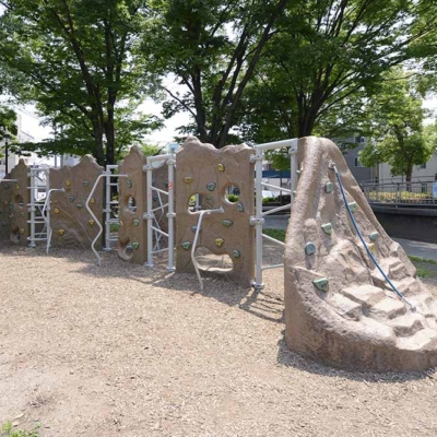 大きなクライミング遊具（花畑公園）