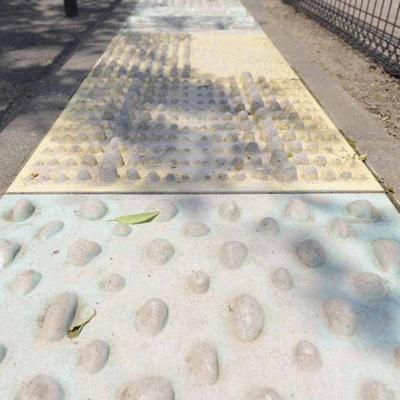 足つぼ歩道の凹凸（花畑公園）