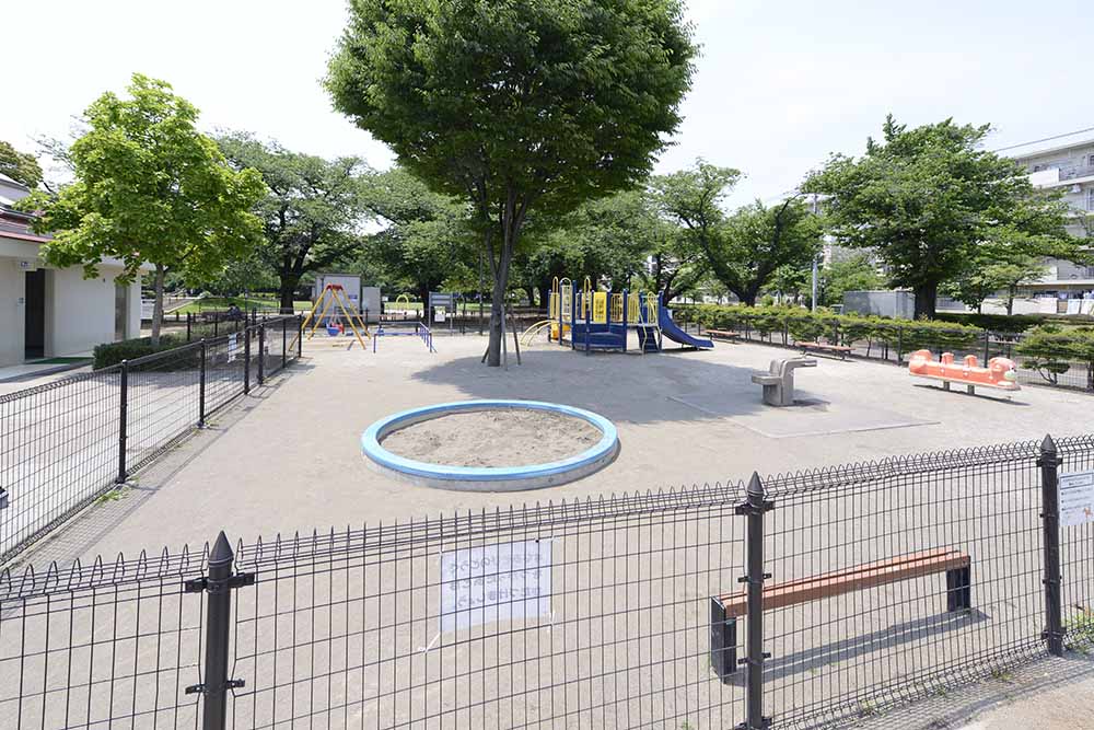 フェンスで囲われている幼児コーナー（花畑公園）