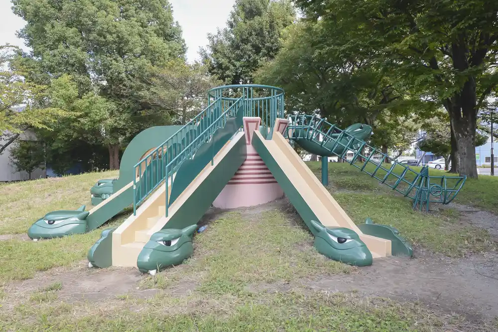 八十町公園にあるヤマタノオロチの遊具