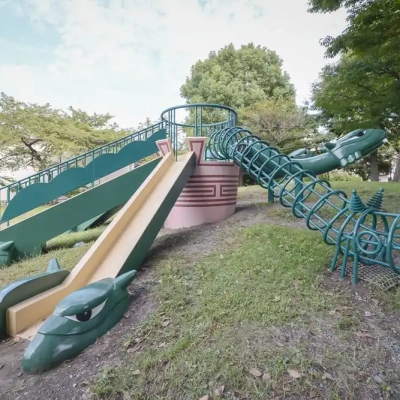 八十町公園にあるヤマタノオロチの遊具