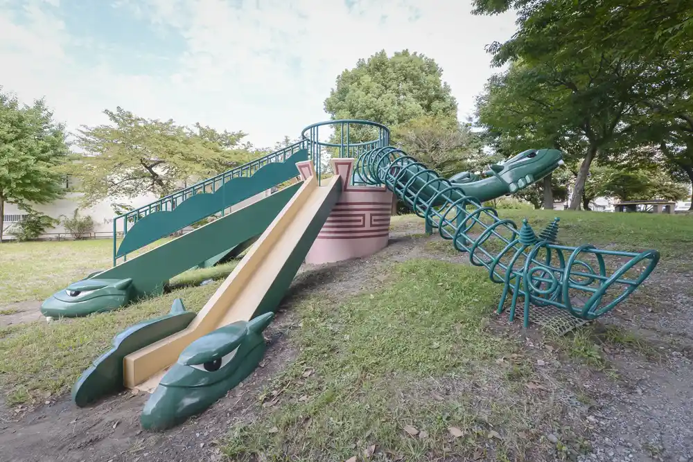 八十町公園にあるヤマタノオロチの遊具