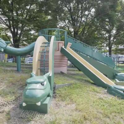 八十町公園にあるヤマタノオロチの遊具