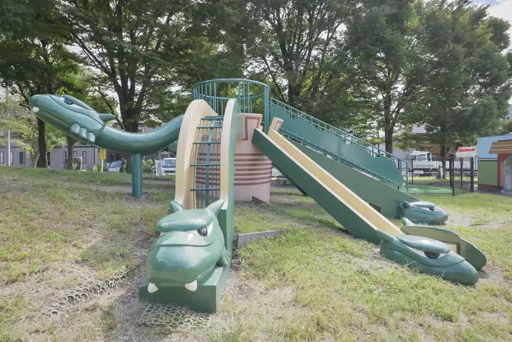 八十町公園にあるヤマタノオロチの遊具