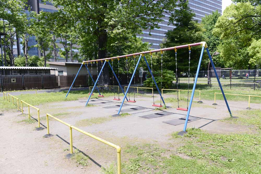 日比谷公園の見どころを紹介 遊具 ジョギング 健康器具 テニス