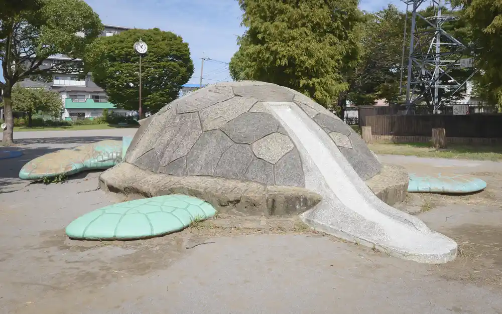 東保木間公園にある巨大な亀の遊具