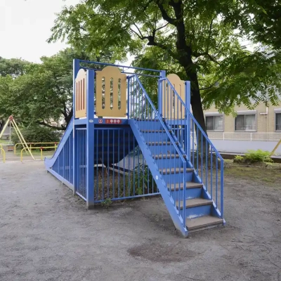 蛭沼公園の大きな滑り台の裏側