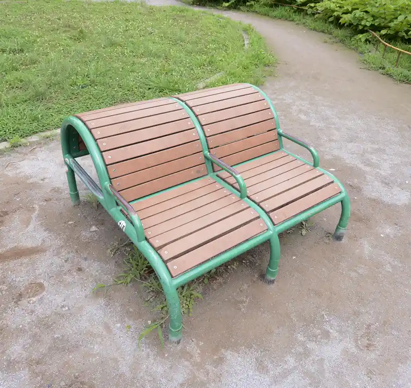 蛭沼公園の背伸ばしベンチ