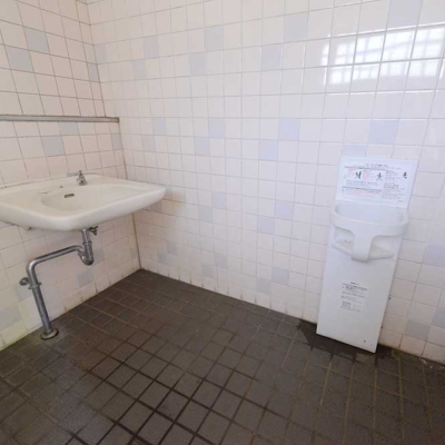 多目的トイレにベビーチェアーあり（一ツ家第一公園）