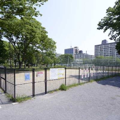 フェンスで囲われたボール遊びコーナー（保木間公園）