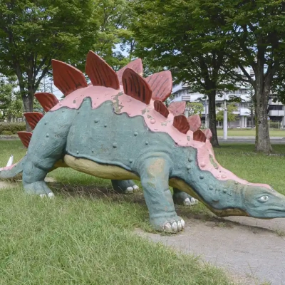 堀之内北公園にある恐竜の遊具（ステゴサウルス）