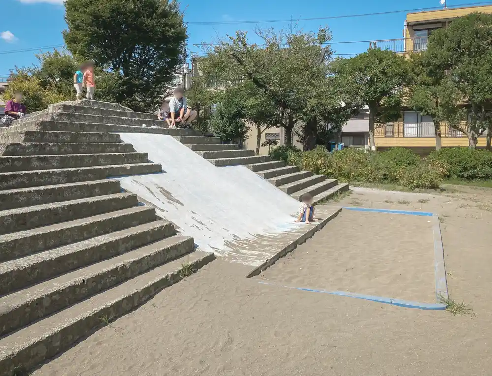 hujidukanishi-playground-equipment-10 葛飾区藤塚西公園にあるピラミッド型滑り台