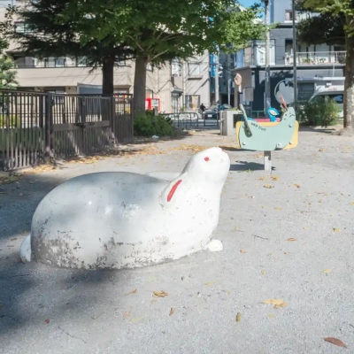 袋橋公園にある造形遊具とロッキング遊具