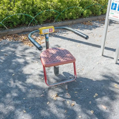 袋橋公園にある腰回しイス