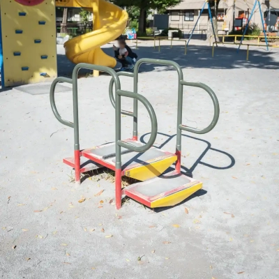 袋橋公園にあるステップ健康器具