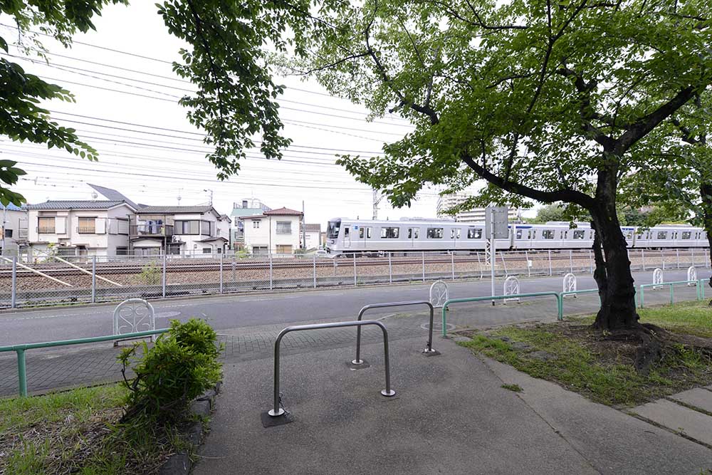 公園から電車が見える（井堀北公園）