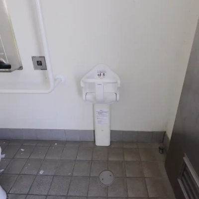 伊興四丁目公園のトイレにあるベビーチェアー