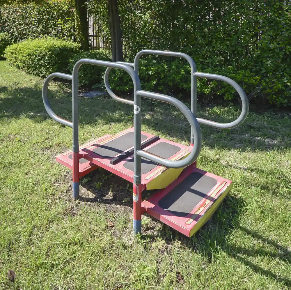 伊興四丁目公園の段差ステップ器具