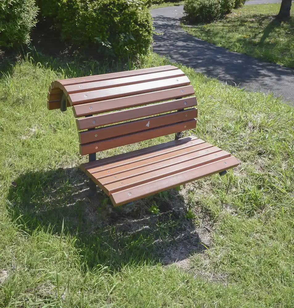 伊興四丁目公園の背伸ばしベンチ