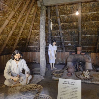 竪穴式住居内の展示（伊興遺跡公園）