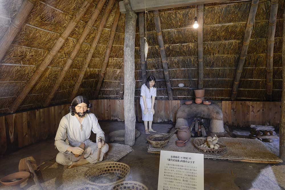 ikouiseki-historic-ruins-10 竪穴式住居内の展示(伊興遺跡公園)
