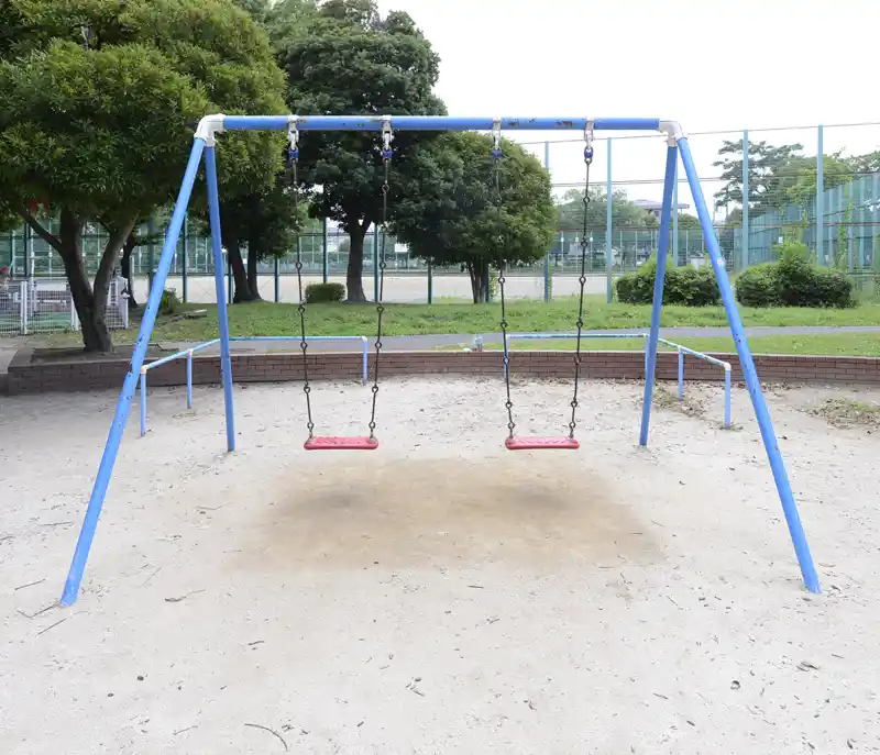 入谷中央公園のブランコ