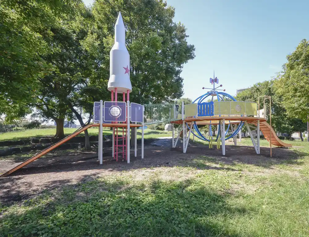 入谷日の出公園にある宇宙ステーション風の大型遊具