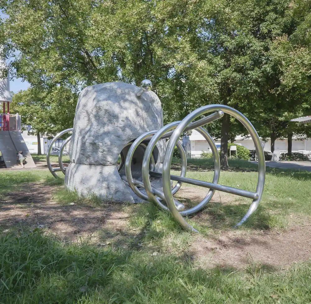 入谷日の出公園のフープ型のトンネル遊具