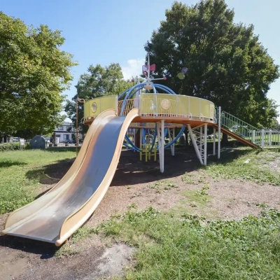 入谷日の出公園にある宇宙ステーション風の大型遊具