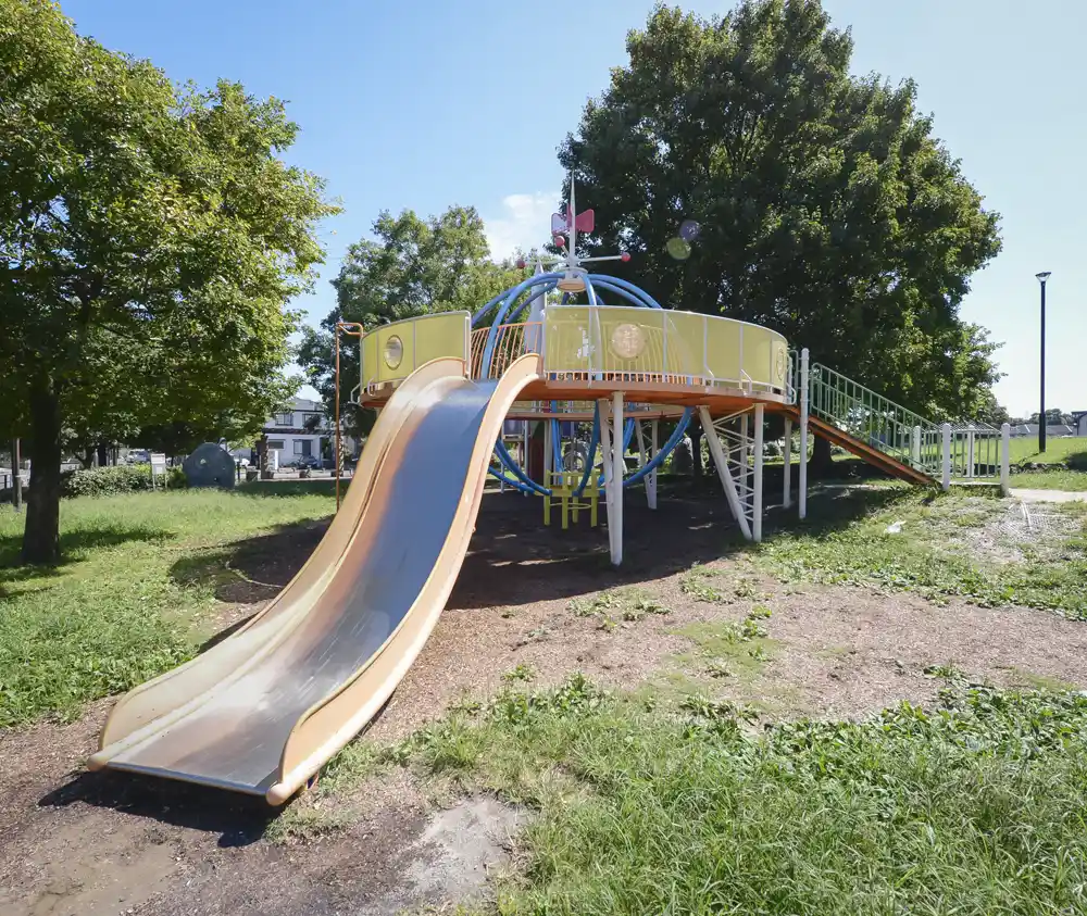 入谷日の出公園にある宇宙ステーション風の大型遊具