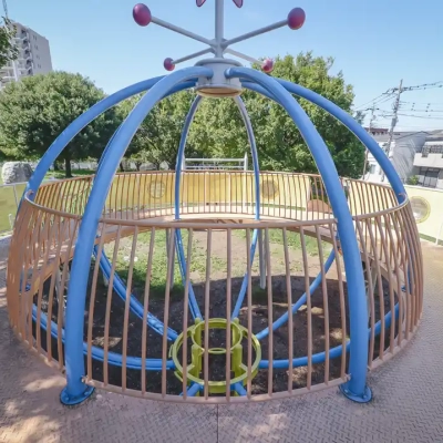 入谷日の出公園にある宇宙ステーション風の大型遊具