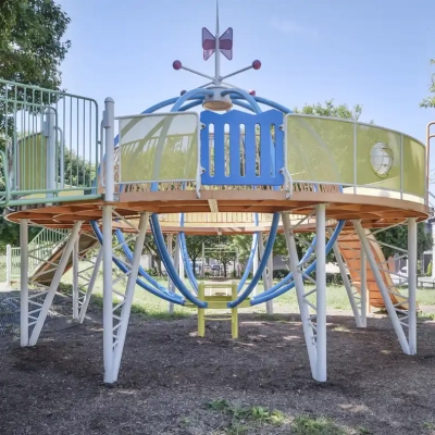 入谷日の出公園にある宇宙ステーション風の大型遊具