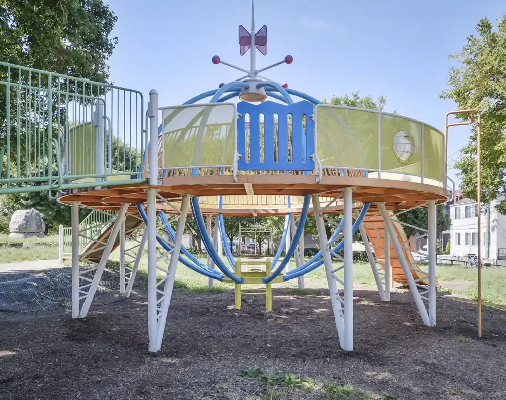 入谷日の出公園にある宇宙ステーション風の大型遊具