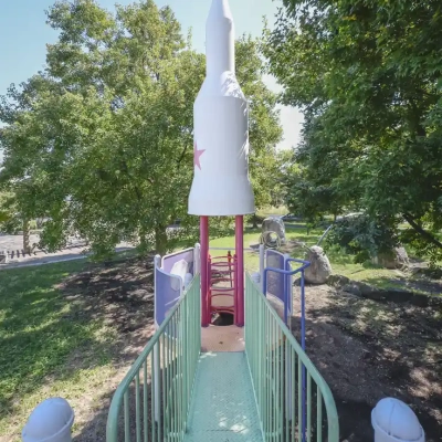 入谷日の出公園にある宇宙ステーション風の大型遊具