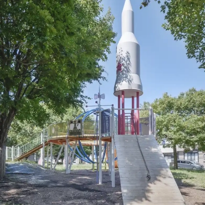 入谷日の出公園にある宇宙ステーション風の大型遊具