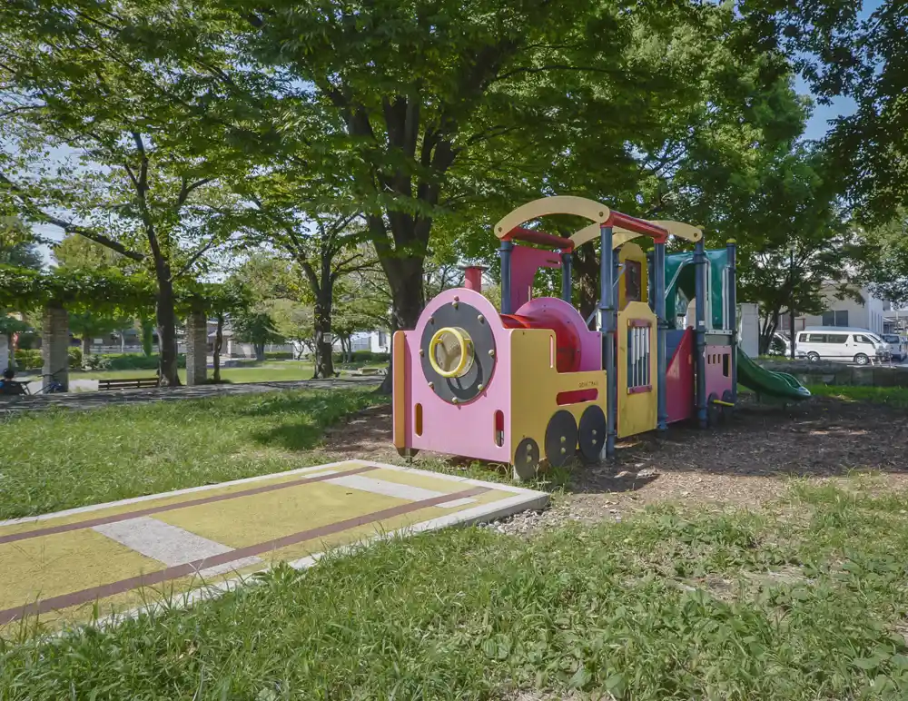 入谷中郷公園にある汽車の形の遊具