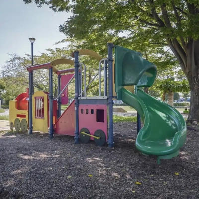 入谷中郷公園にある汽車の形の遊具