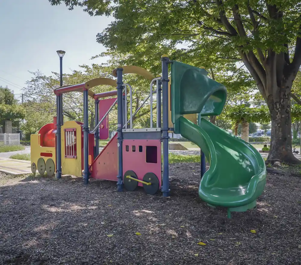 入谷中郷公園にある汽車の形の遊具