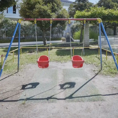 入谷中郷公園にある幼児用ブランコ