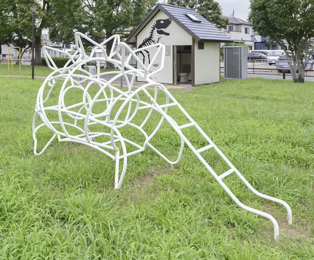 入谷中郷南恐竜公園の恐竜のジャングルジム