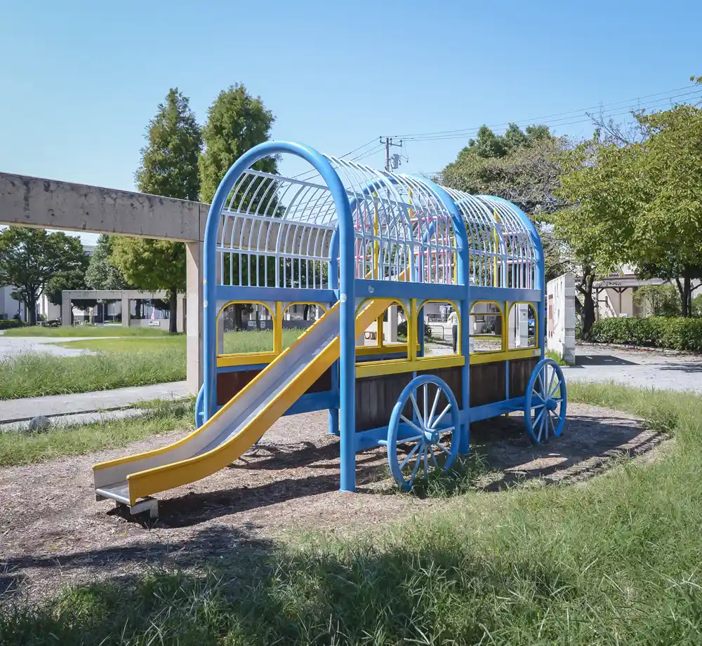 入谷中郷北公園にある馬車の形をした遊具